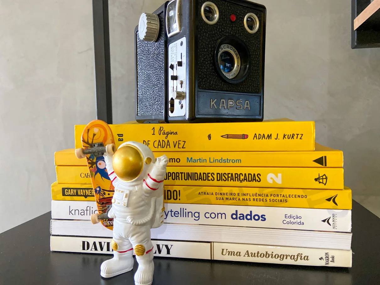 Secretária de trabalho da Makewell com livros de Ogilvy, Lindstrom, Vaynerchuk e Kurtz — referências da publicidade mundial usadas no framework de conteúdo